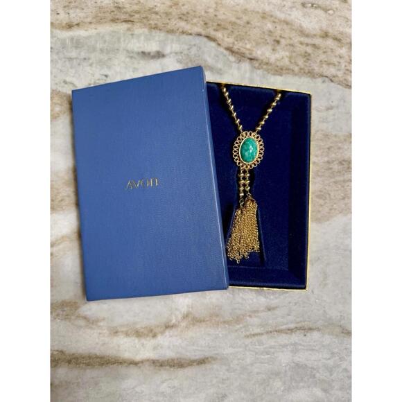 1973 DeLizza & Elster for Avon Ming Green 36" Pendant Tassel Necklace NOS w/ Box - Picture 3 of 9